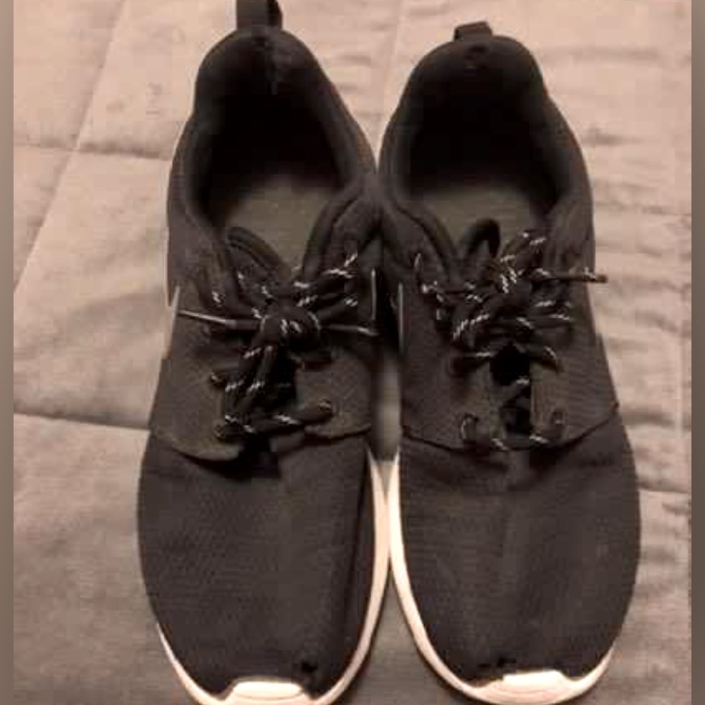 Black Nike Roche Runs